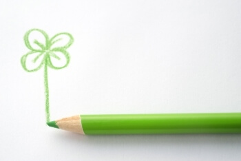緑の色鉛筆で四葉を書いた絵