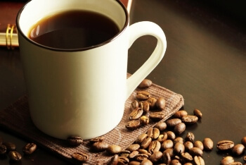 コーヒーカップとコーヒー豆