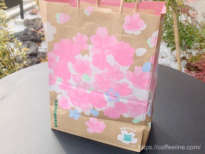 スタバの桜柄のテイクアウト用の紙袋